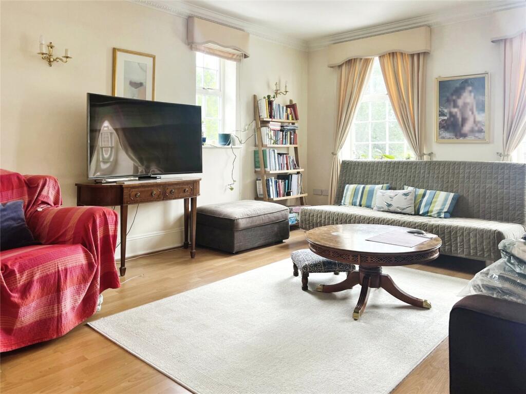 Lounge/Dining Area