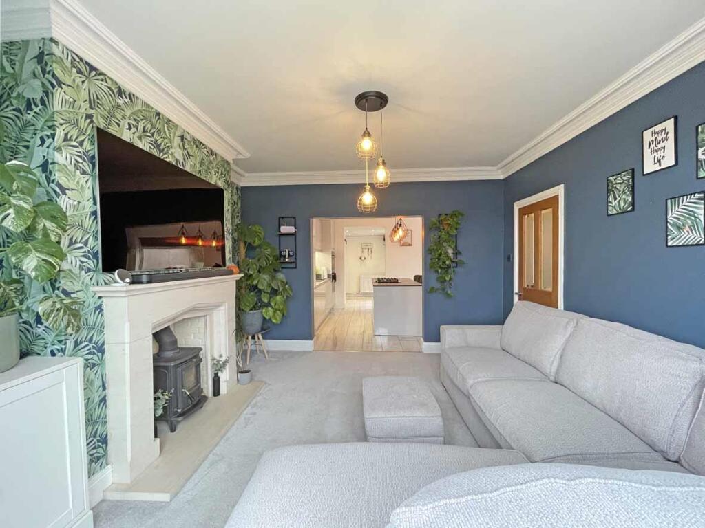 Old Laira Road 331 - Lounge 2.jpg