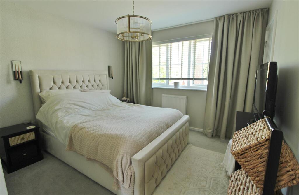 PRINCIPAL BEDROOM