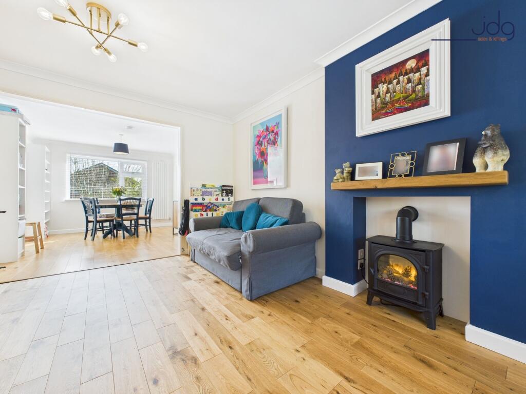 Spacious Lounge Diner