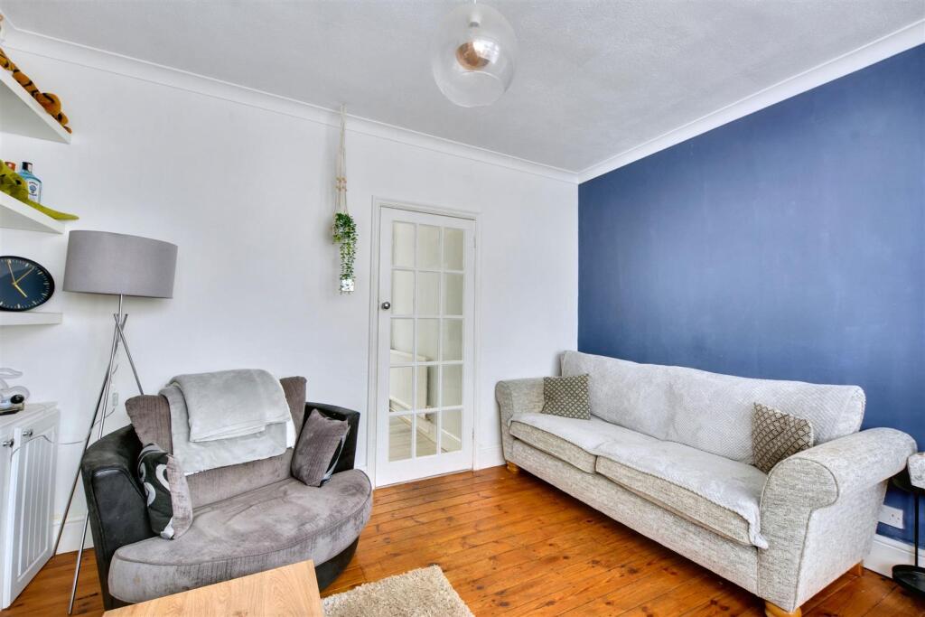 Living Room_3.jpeg