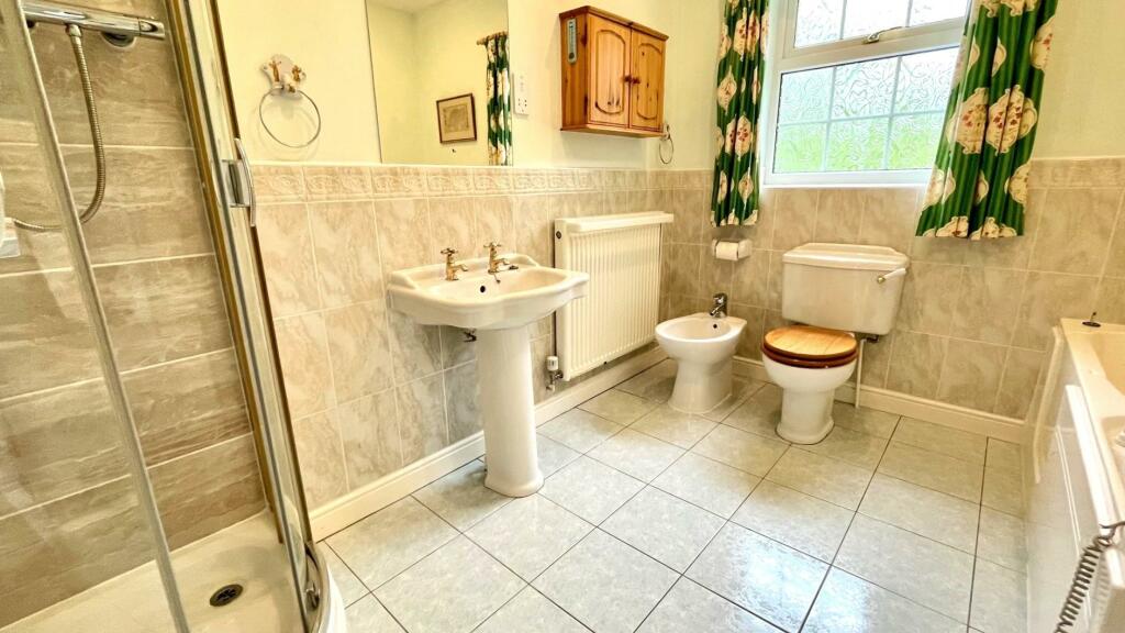 5 PIECE EN-SUITE BATHROOM