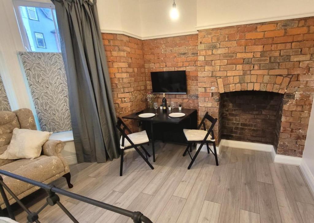 dining space-Airbnb
