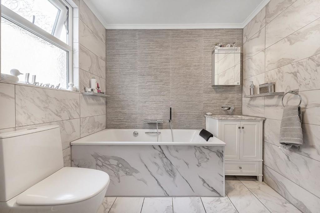 Bathroom (2).jpg