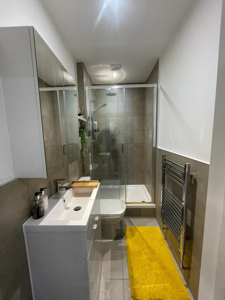 Main Bathroom 2