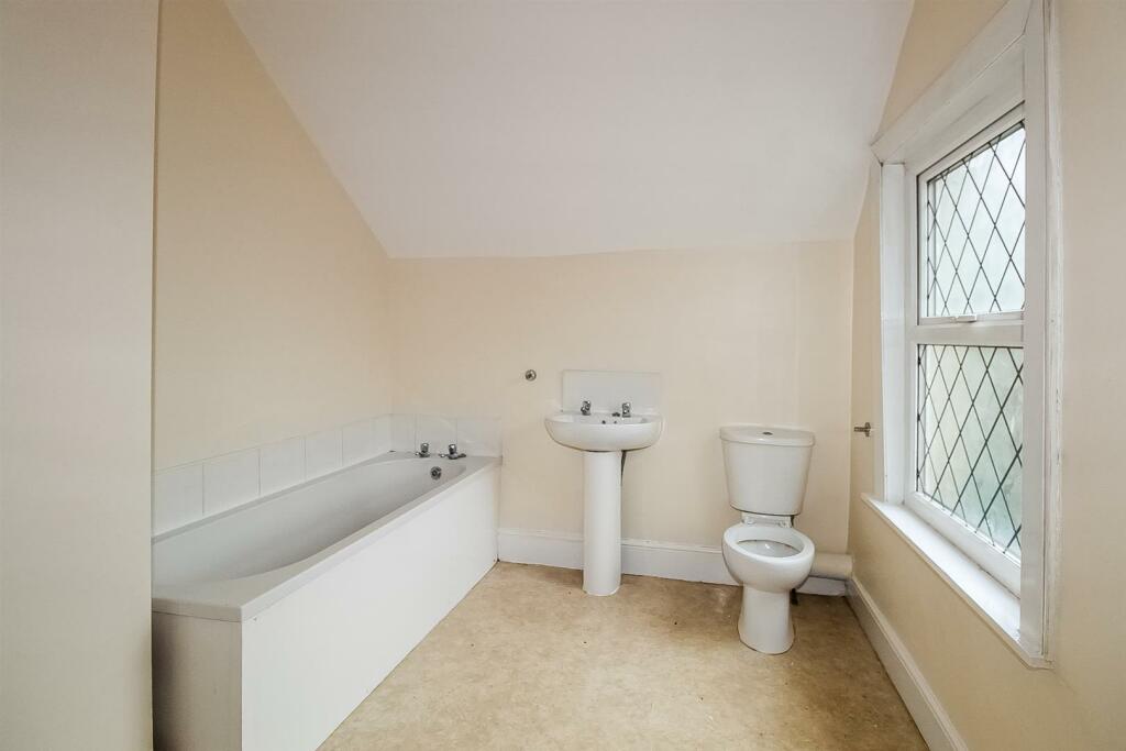EN SUITE BATHROOM/W.C.