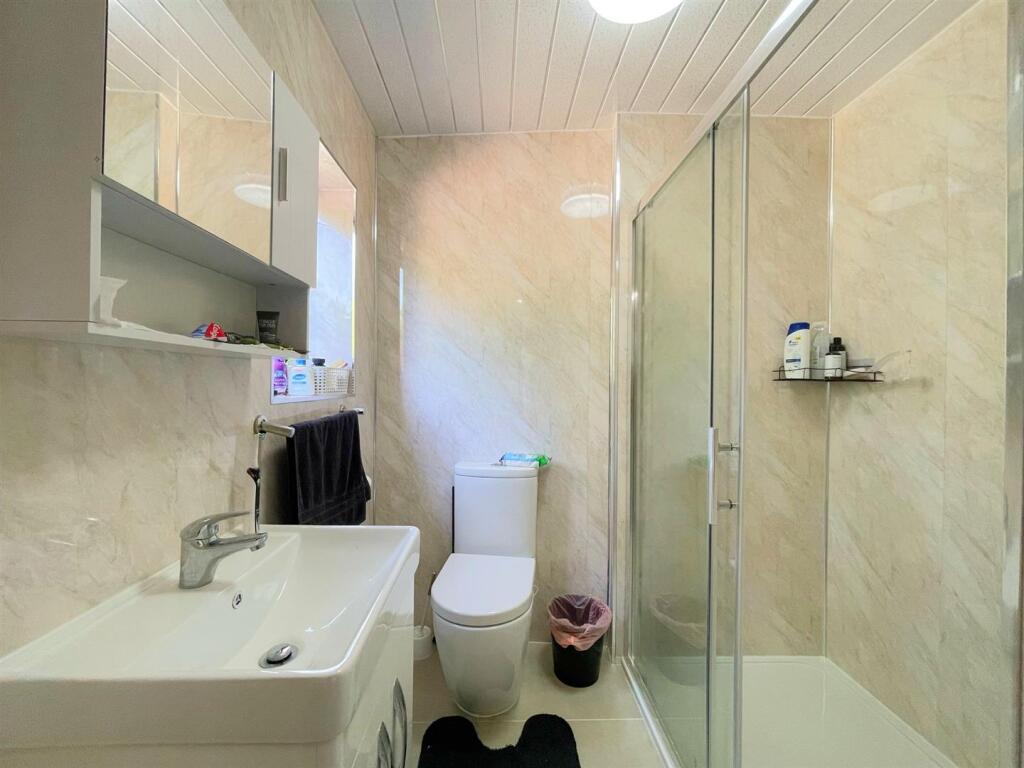 Bedroom 4 ensuite