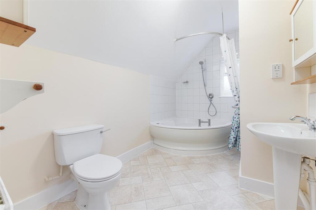 UPPER TOLLINGTON PARK, N4-6.JPG