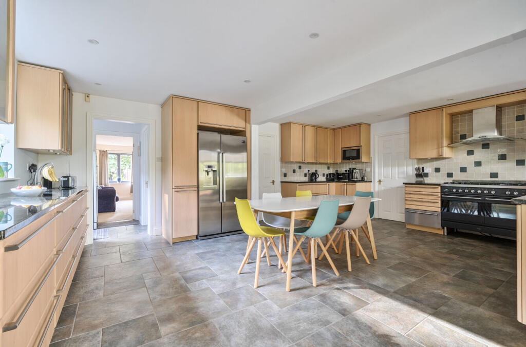 1360315-4-68da9c5...