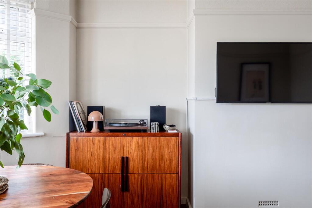 12a Algar Close-6.jpg