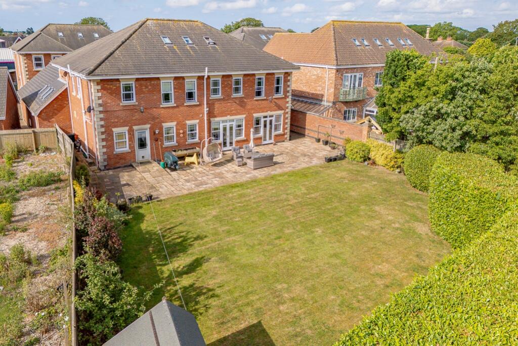 2 Manor Drive (Skegness)-3