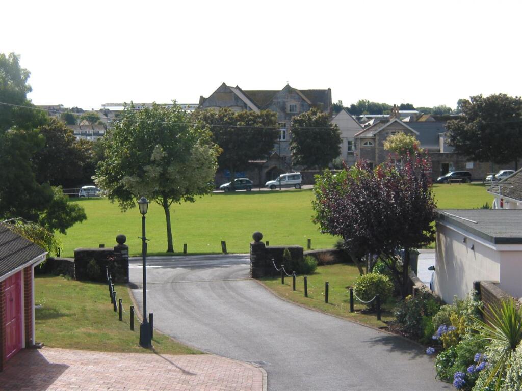 4 Kingswater Court-2.jpg