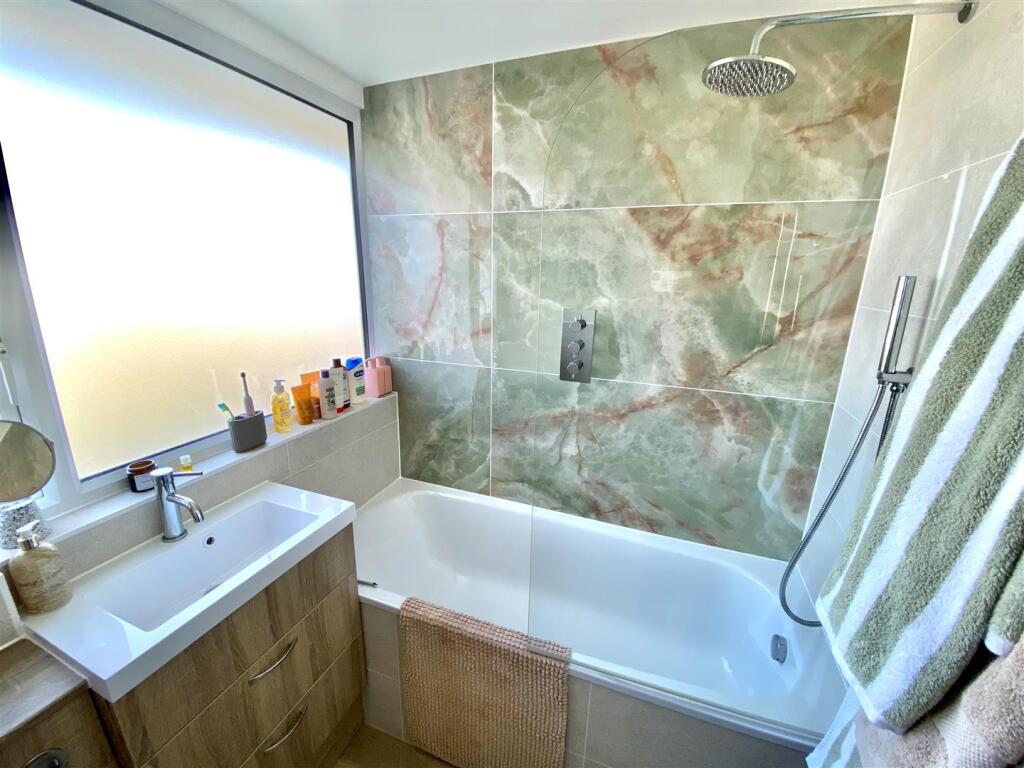Bathroom 2.jpg