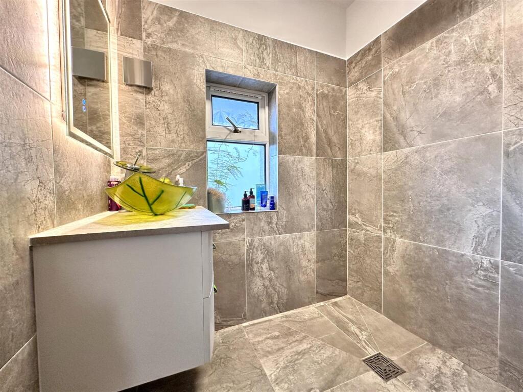 Contemporary Shower/Wet Room 985