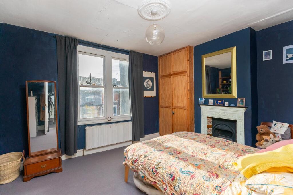 1C1R3WH - Bedroom J.jpg