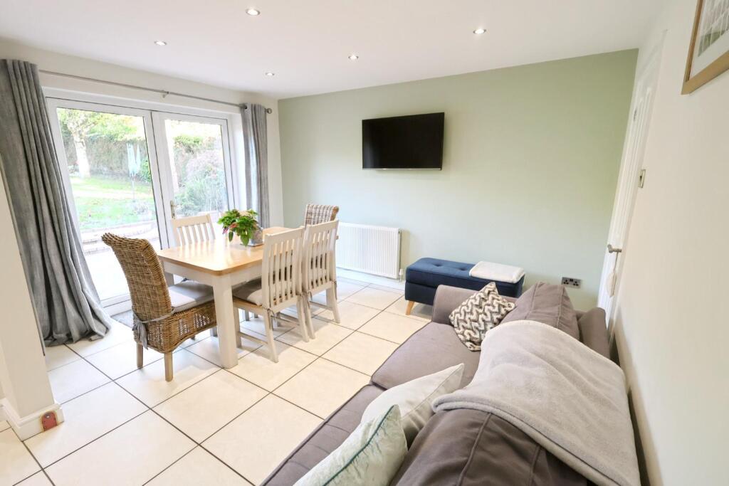 DINING/SITTING ROOM