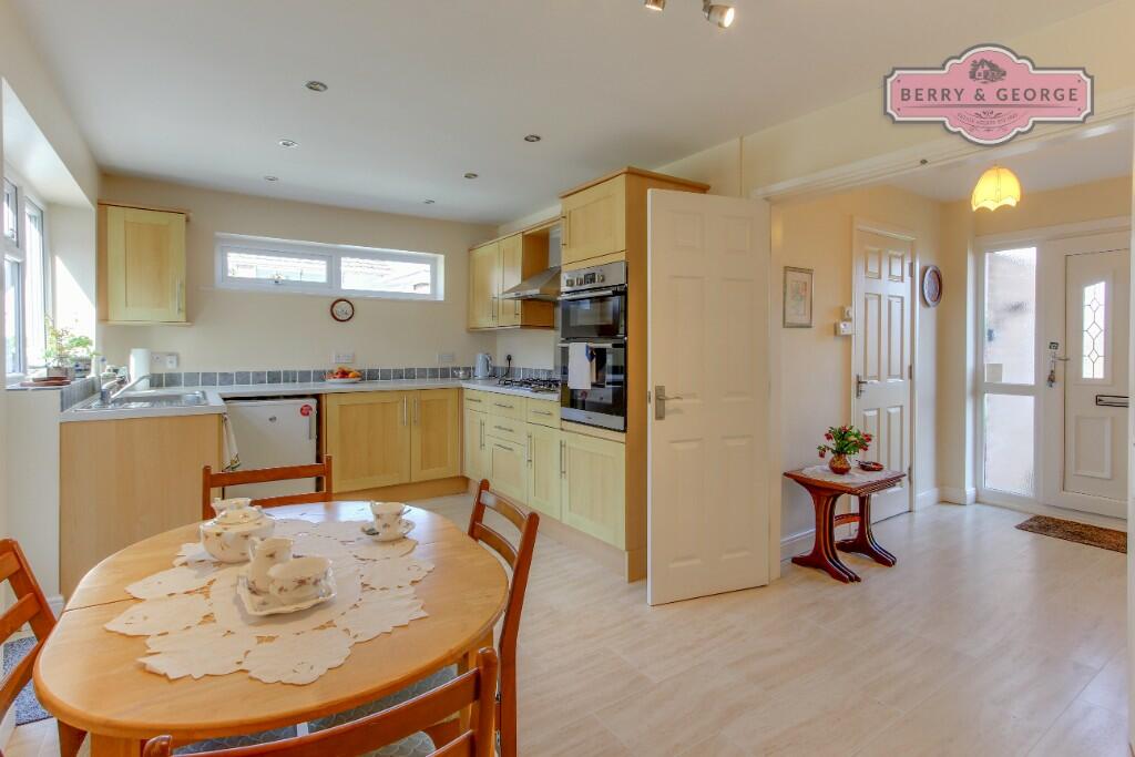 KITCHEN / DINING 