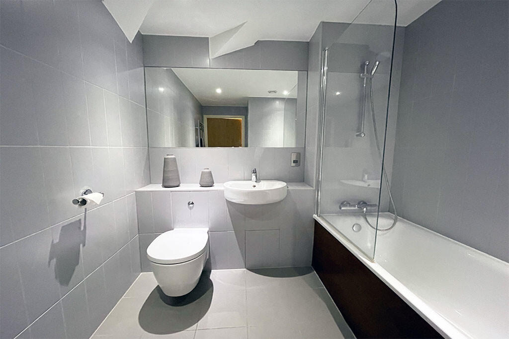 GILES COURT BATHR...