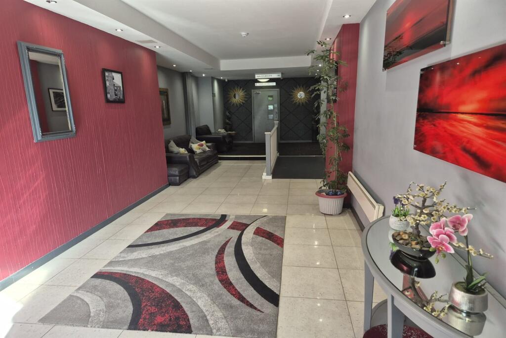 Communal Lobby to Bu