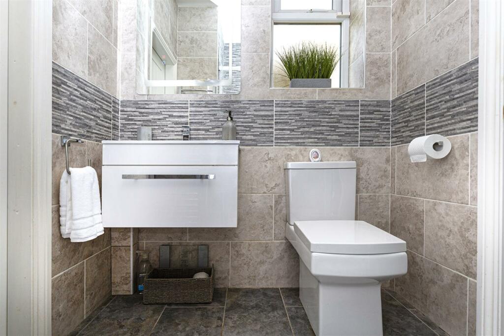 Bramleys Estate Agents - Butternab Road (en suite.