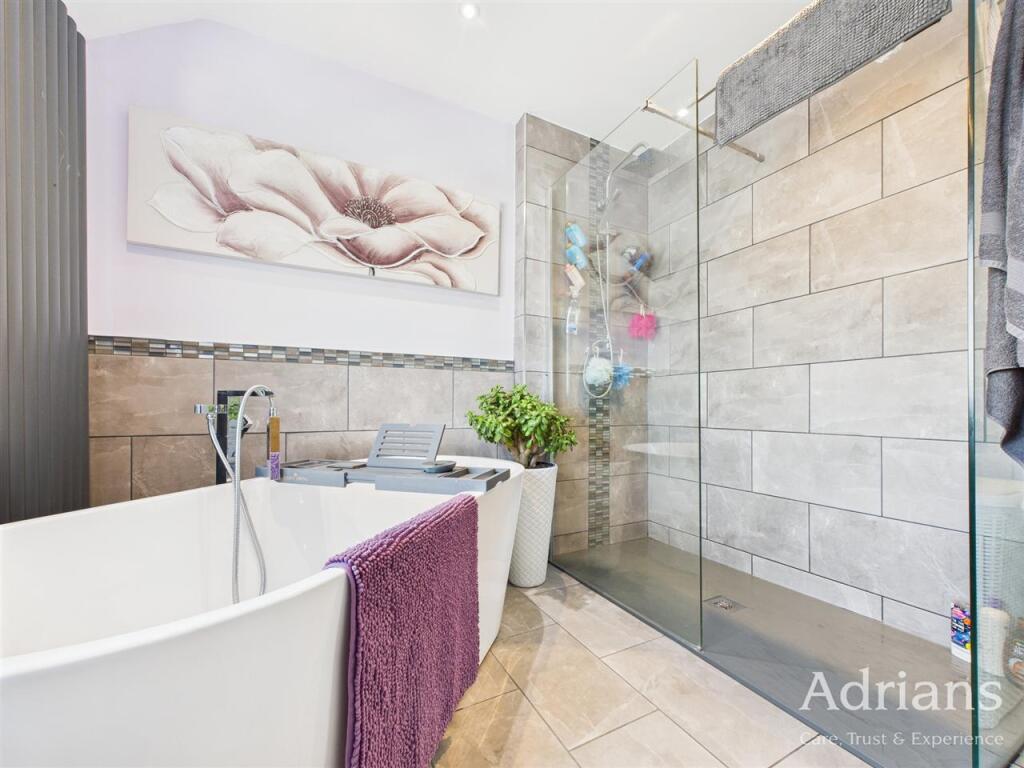 BATHROOM / SHOWER