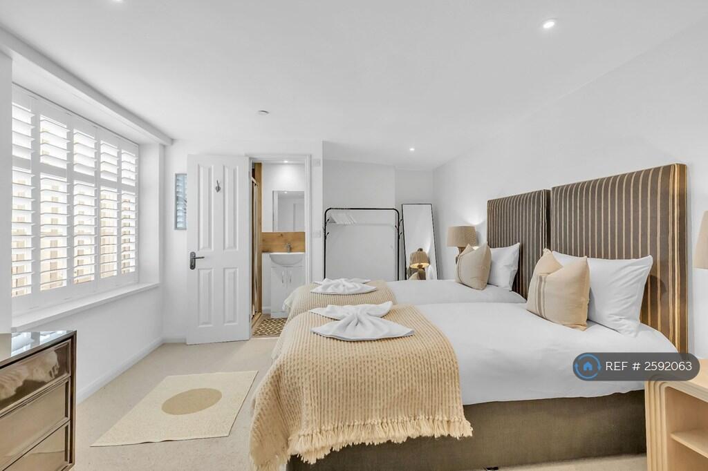 Bedroom With Double Bed Can Be Split