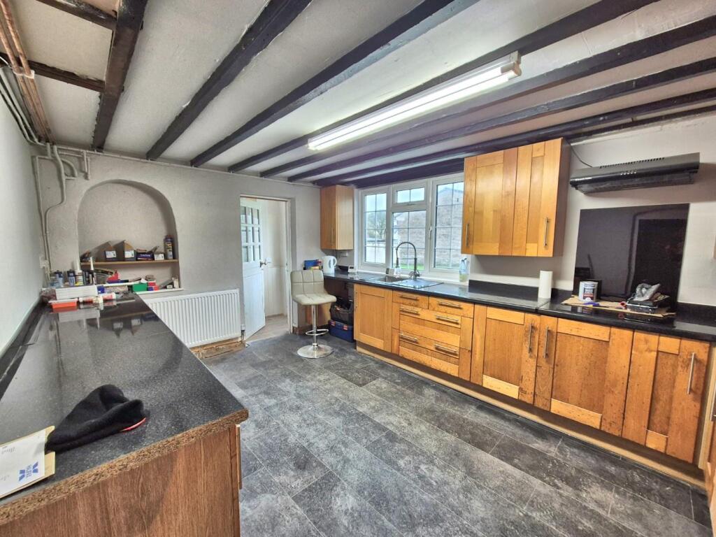 KITCHEN/DINING ROOM