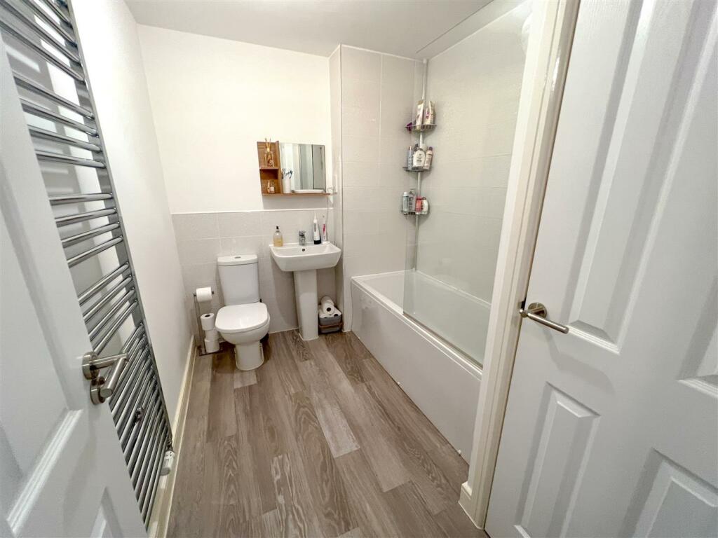 Bathroom.JPG