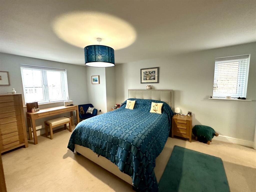 MAIN BEDROOM