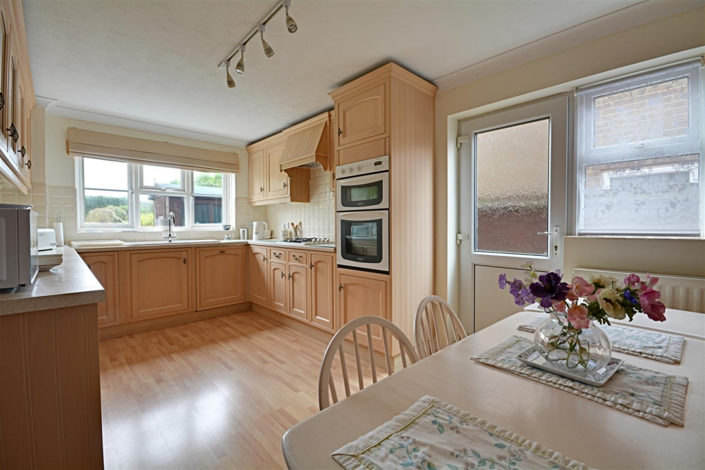 Kitchen/ Breakfast Room