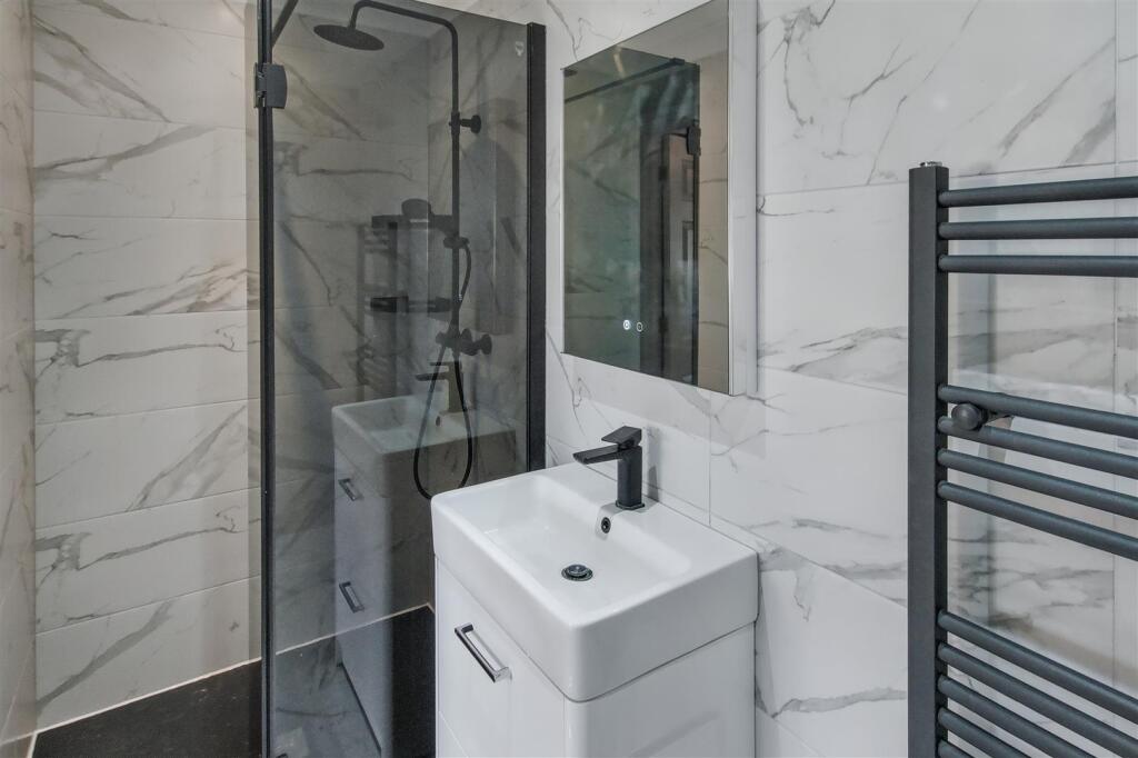 Master Bedroom En-Suite