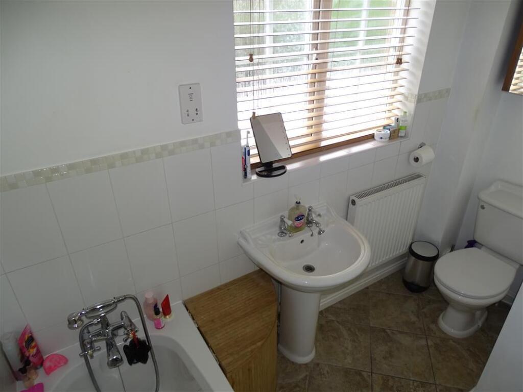 1st Floor Bathroom B