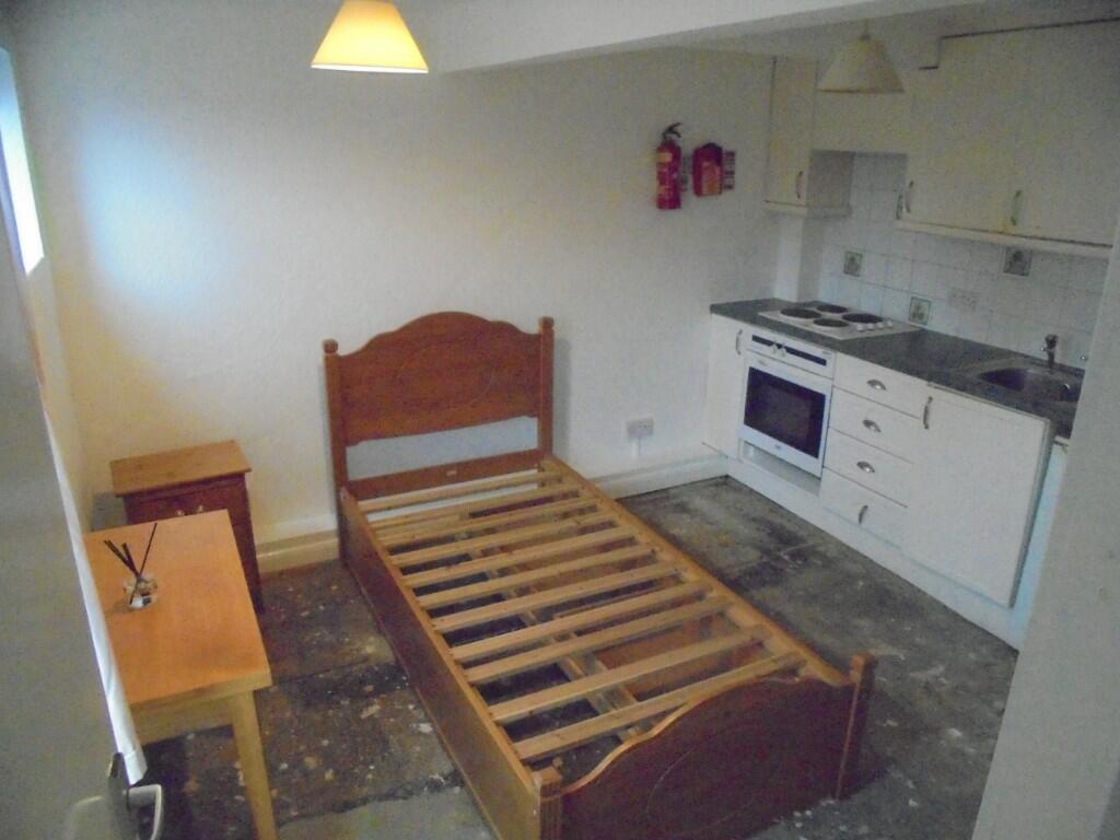 Bed/living/kitchen