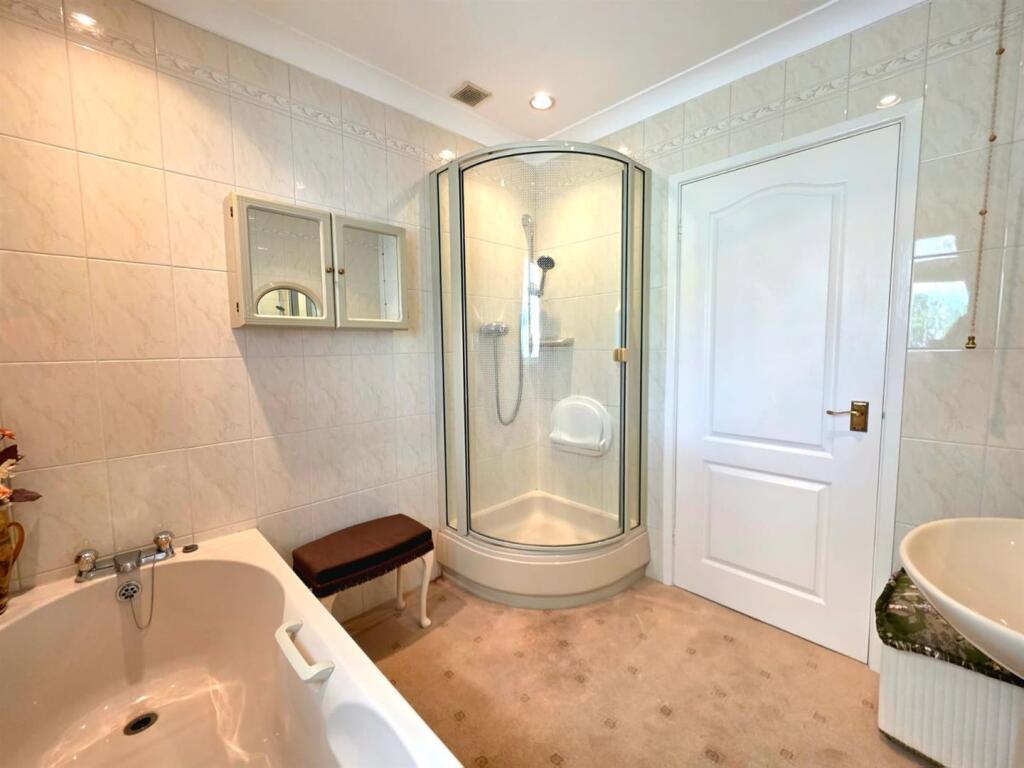 Bathroom 1.jpg