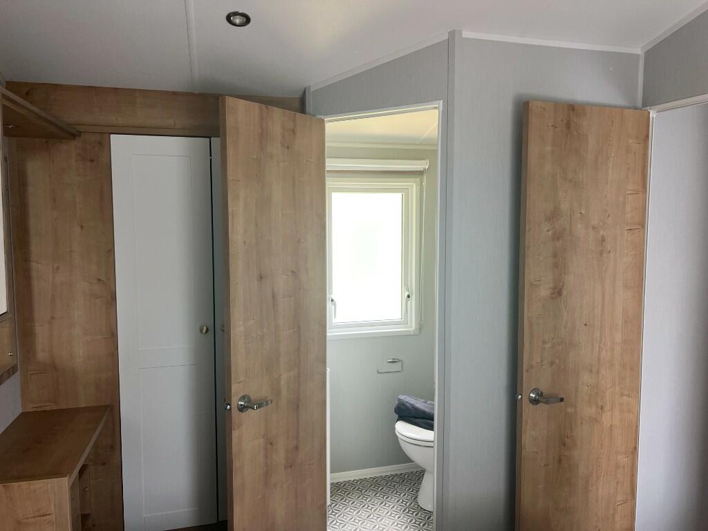 EN-SUITE CLOAKROOM