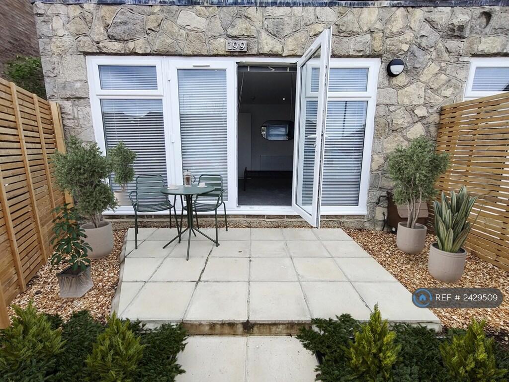 R3 - Ensuite + Kitchenette + Terrace Virtual Stage