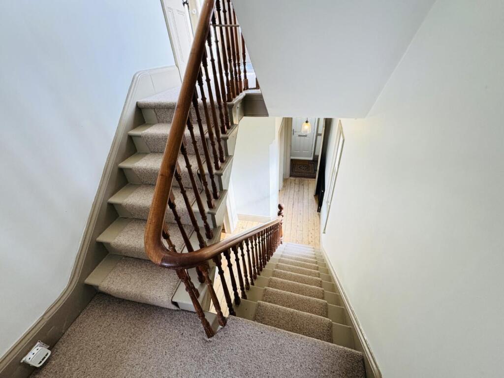HALF LANDING / STAIRS