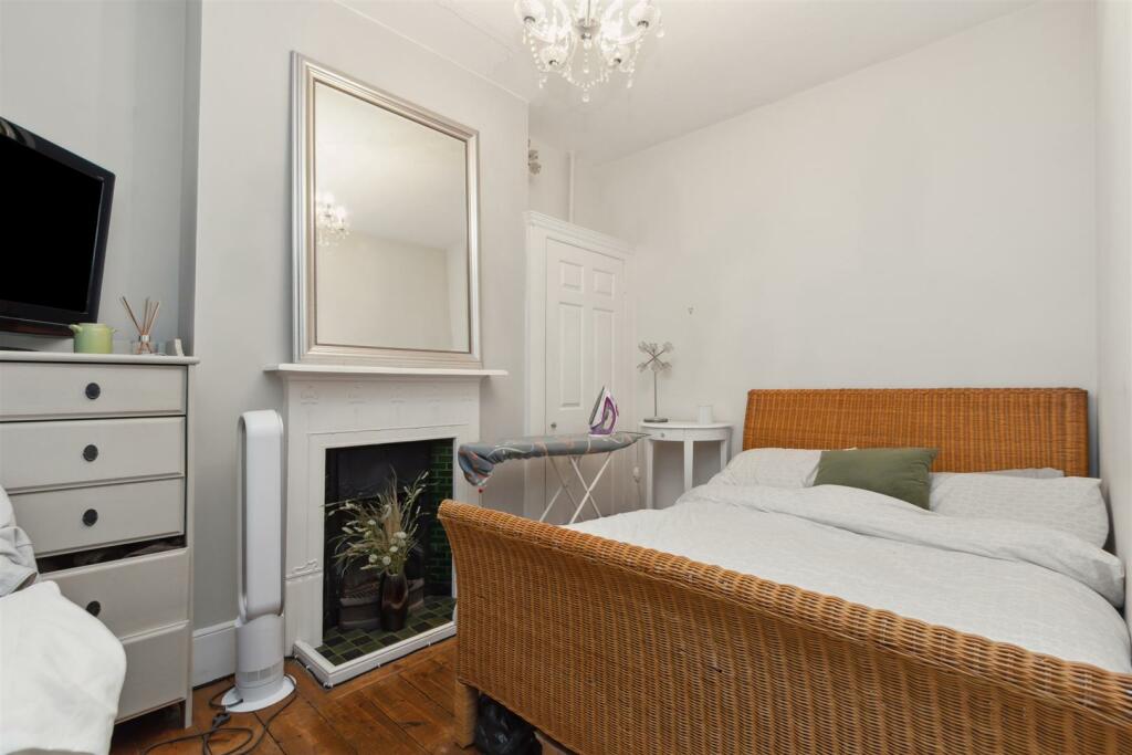 Flat 2, 20 Pendle Road SW17 bedroom 1.jpg