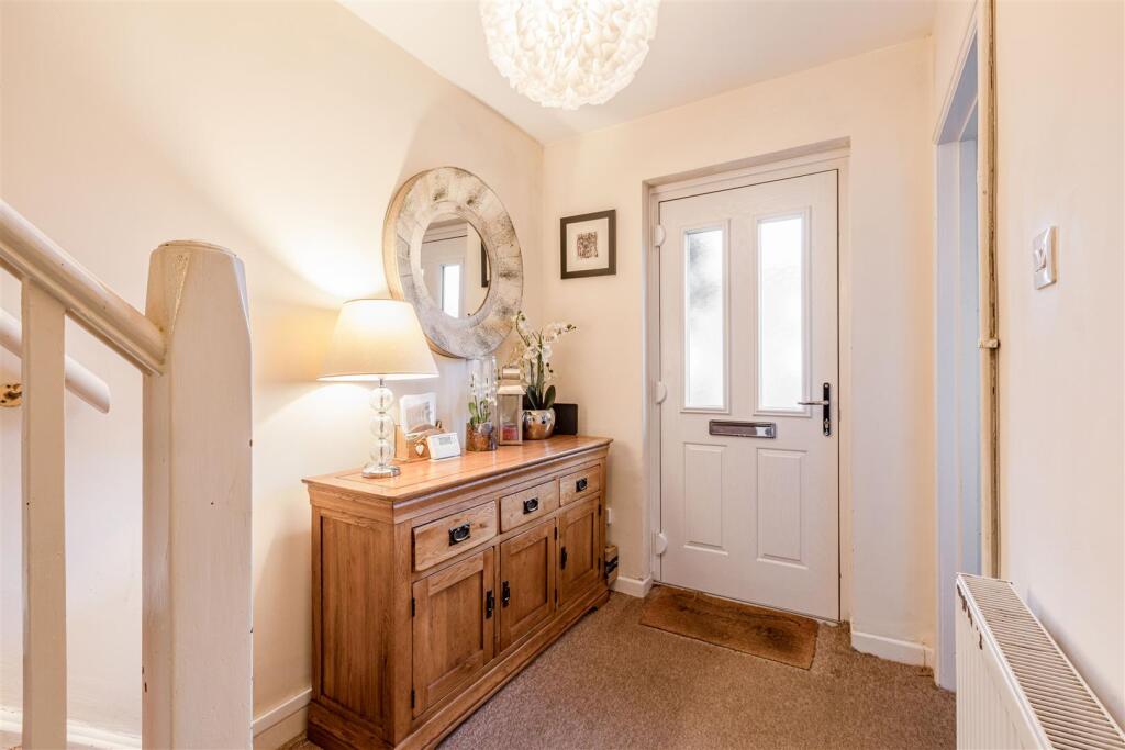 7 Cornwall Avenue, KT14 7EX - 12.jpg
