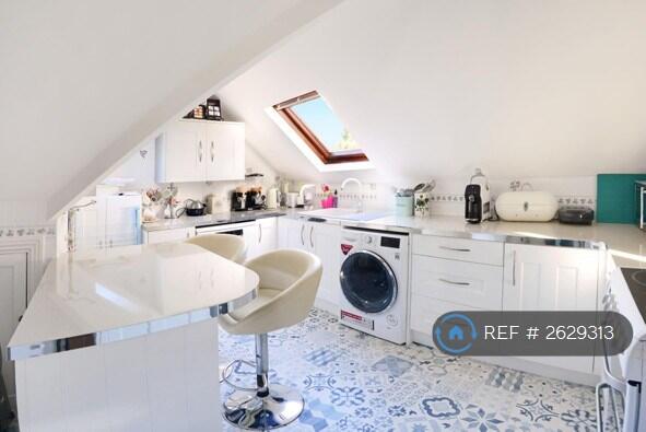 Designer Kitchen Apt w/ Breakfast Bar