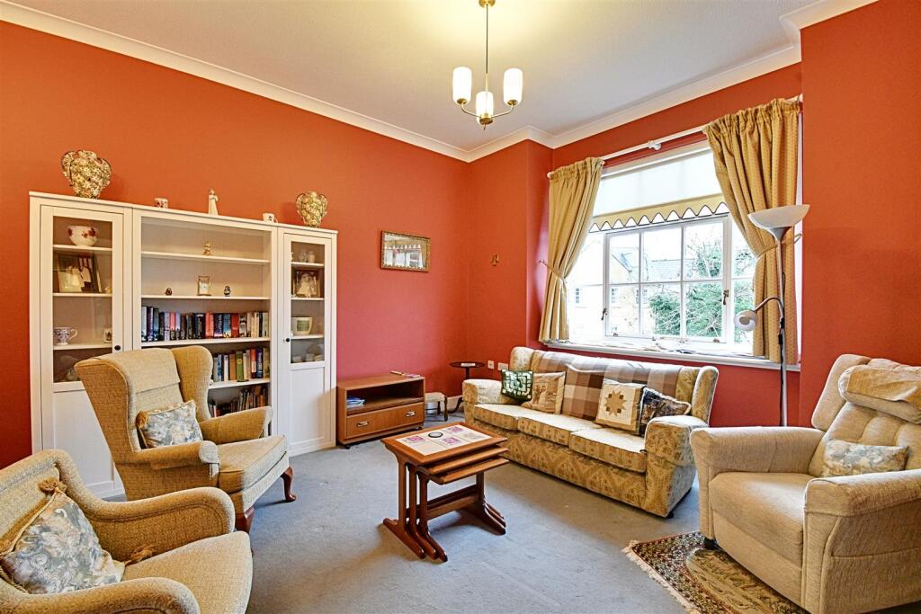 Lounge 1.jpg
