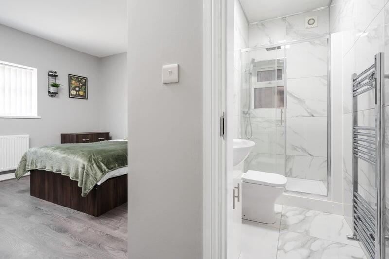 This beautifully designed bathroom suite featur...