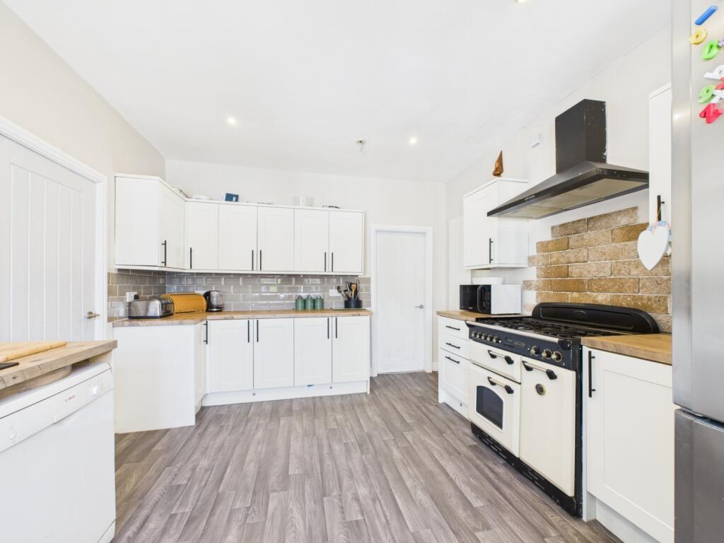 CAM02386G0-PR0143-STILL014