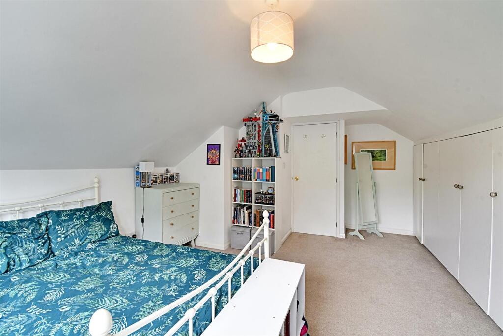 Bedroom 1_2.jpg
