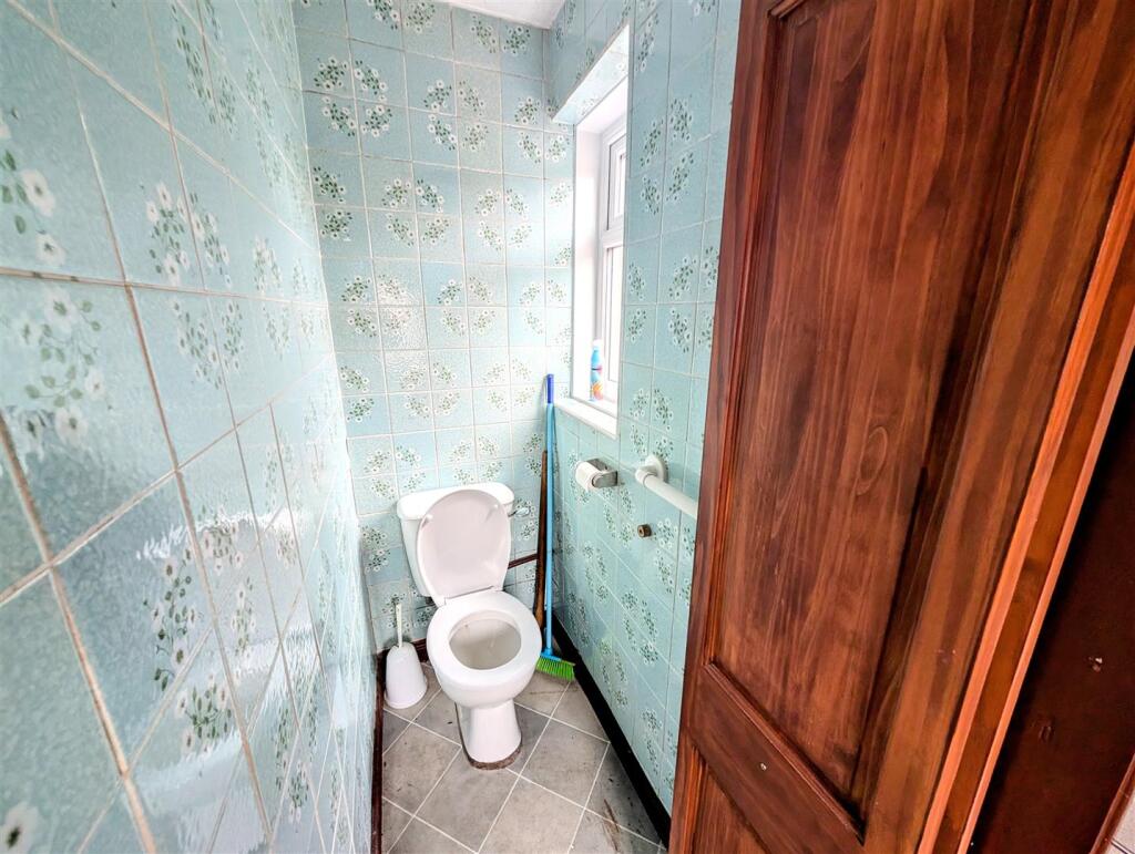 downstairs wc.jpg