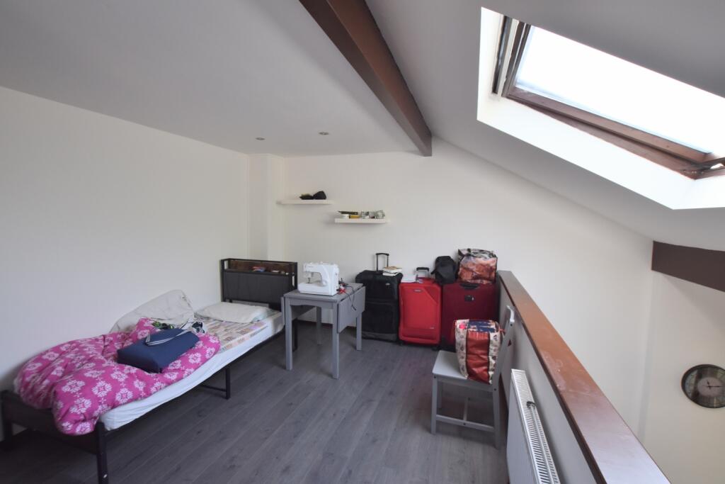 18 Cadman Square bedroom