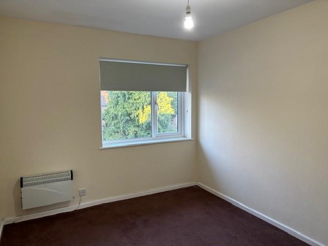 Flat 1A High Street, Headley. Bed3.jpg