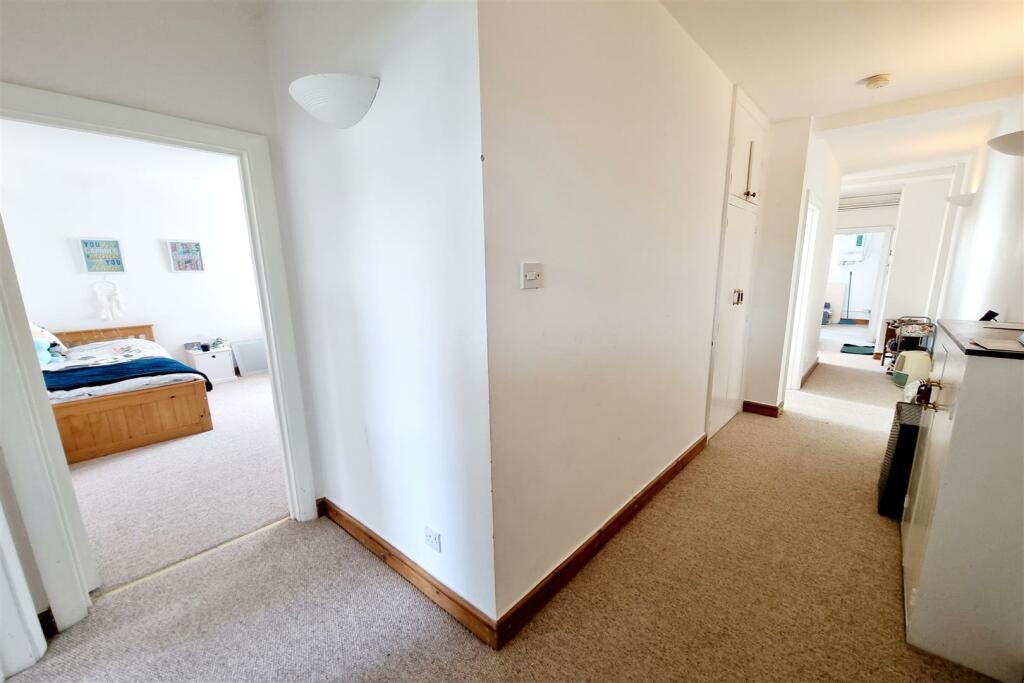 ENTRANCE HALL: PIC 2: