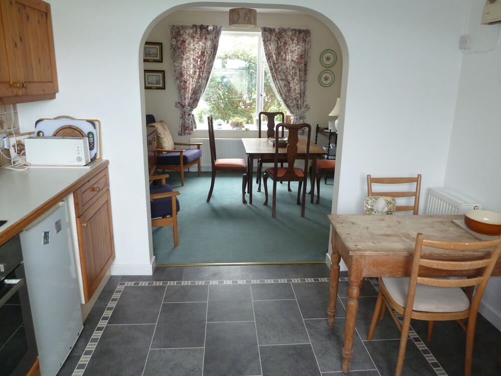 Arch to dining area