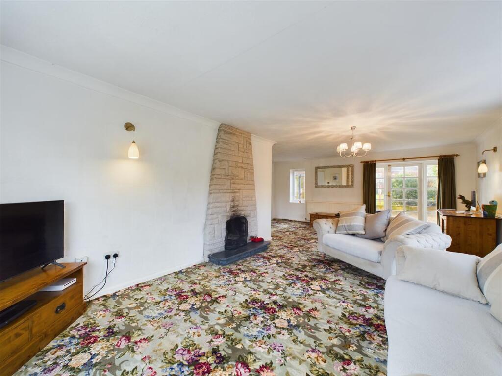 LIVING/ DINING ROOM